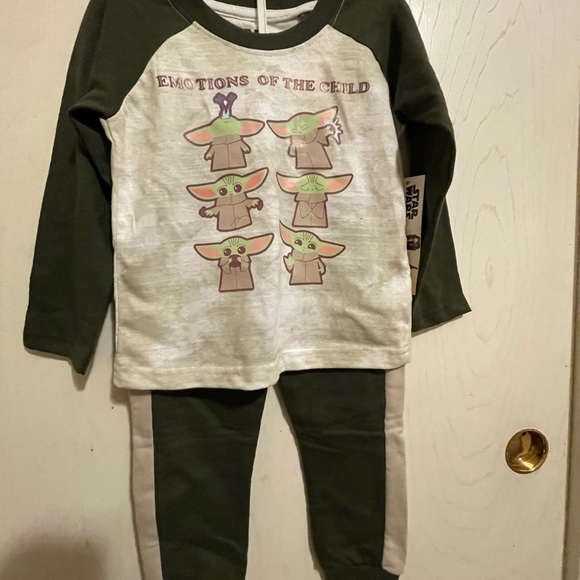 Star Wars Baby Yoda PJ set size 3T - Picture 4 of 6